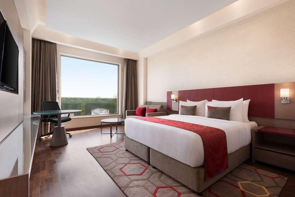 Ramada By Wyndham Lucknow Hotel And Convention Center Phòng bức ảnh